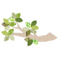 Tapetenast in beige Natur mit grünen Blättern